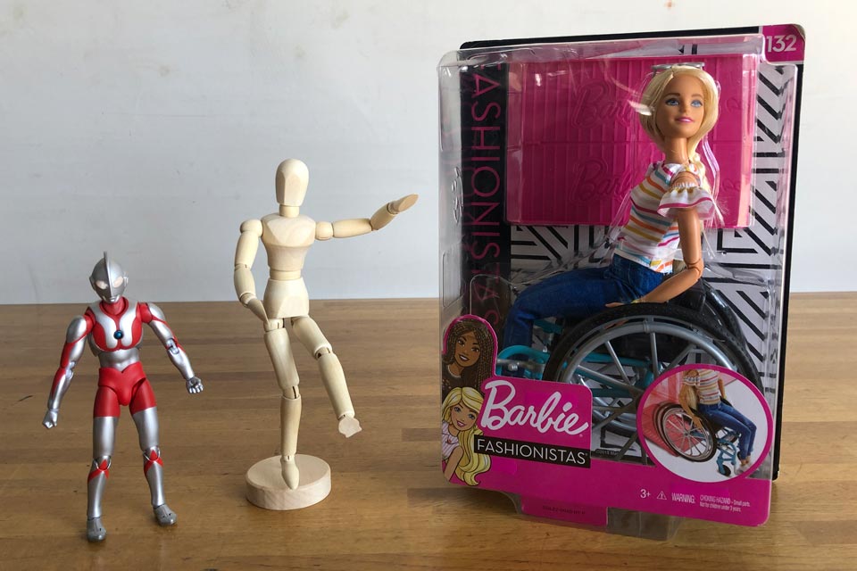 ウルトラマンと木製デッサン人形と、車いすバービー人形